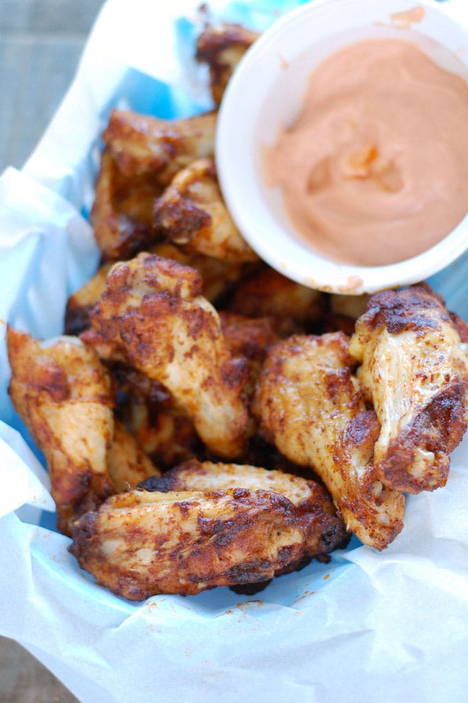 Chicken wings and sauce