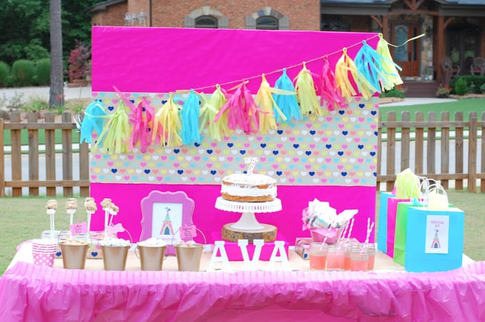 Dessert bar decorated in pink. 