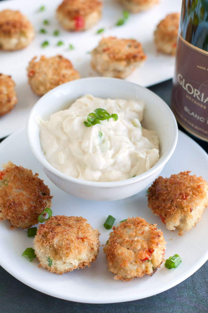 mini crab cakes and remoulade sauce