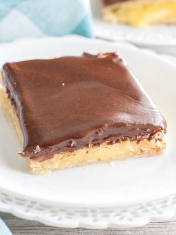 Piece of eclair cake on a plate .