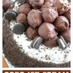 Cake topped with Oreo cookies.
