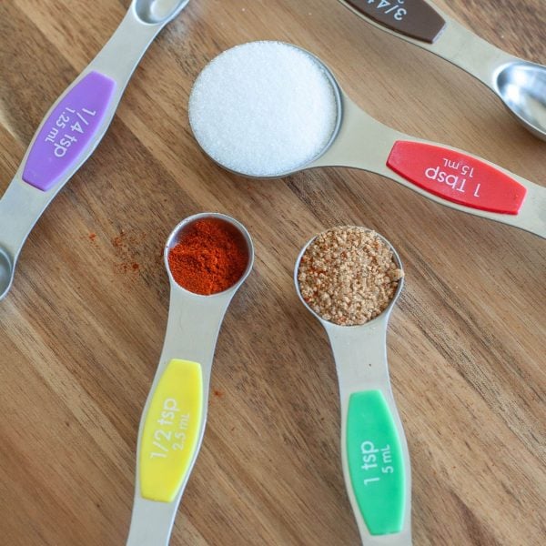 Measuring spoons on table.