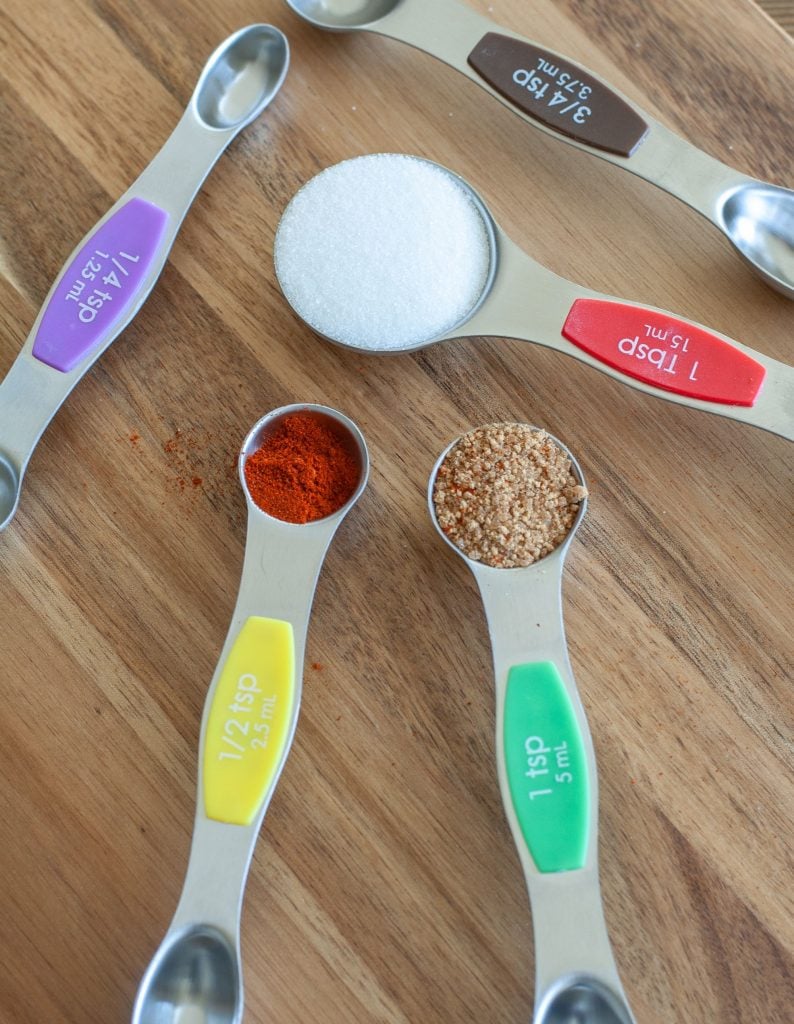 Measuring spoons with spices