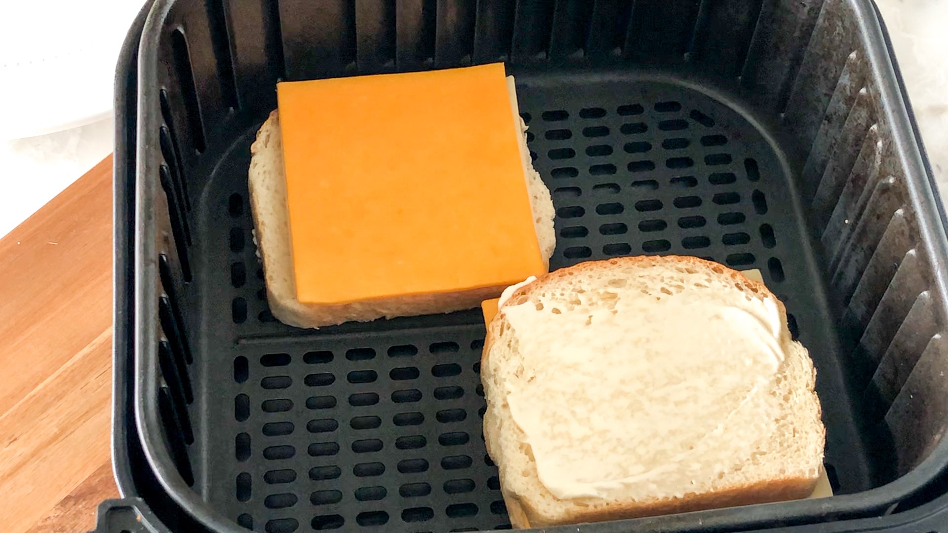 https://www.foodlovinfamily.com/wp-content/uploads/2021/01/grilled-cheese-air-fryer.jpg