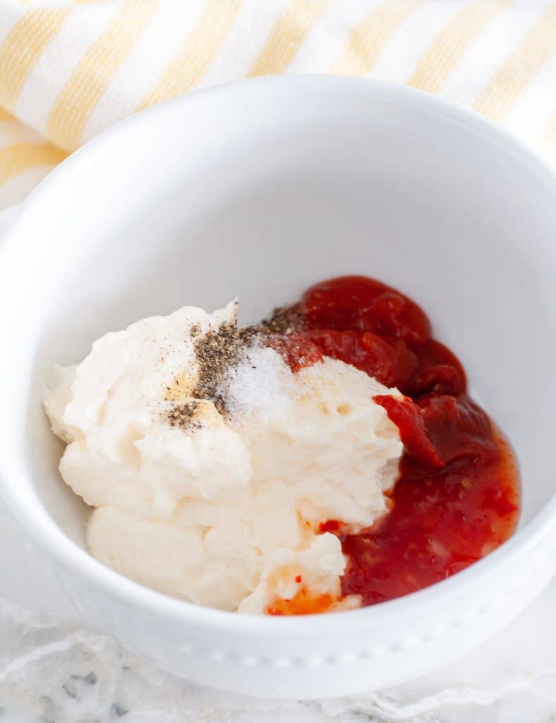 Bowl with mayo, ketchup, sweet chili, salt and pepper.