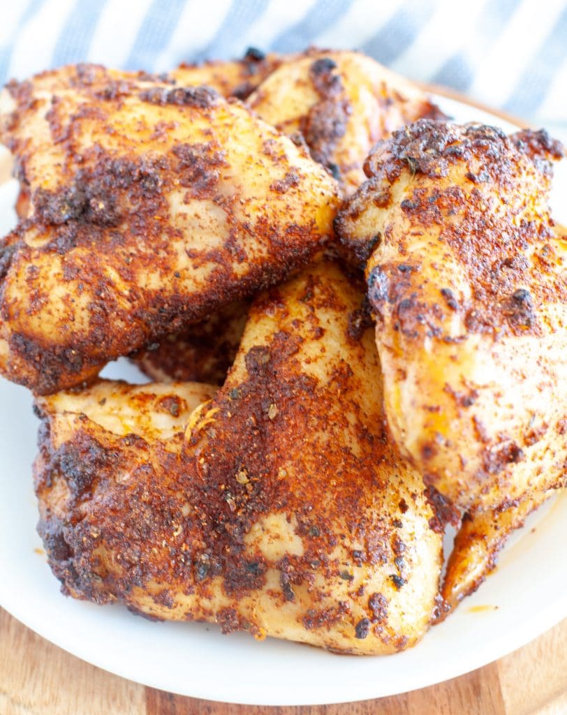 Cooked chicken wings on plate. 