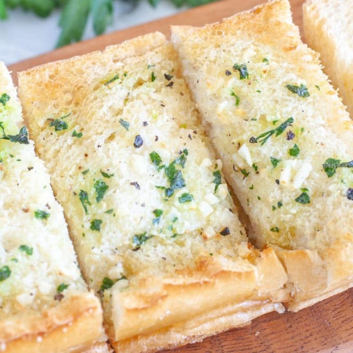 Garlic bread on a plate.