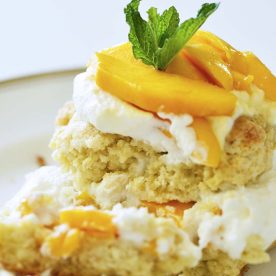 Cake with cream and mango.