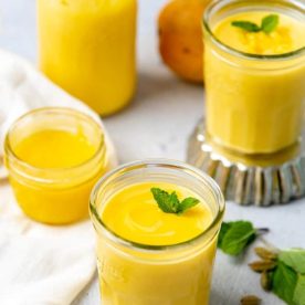 Mango drink in a glass.