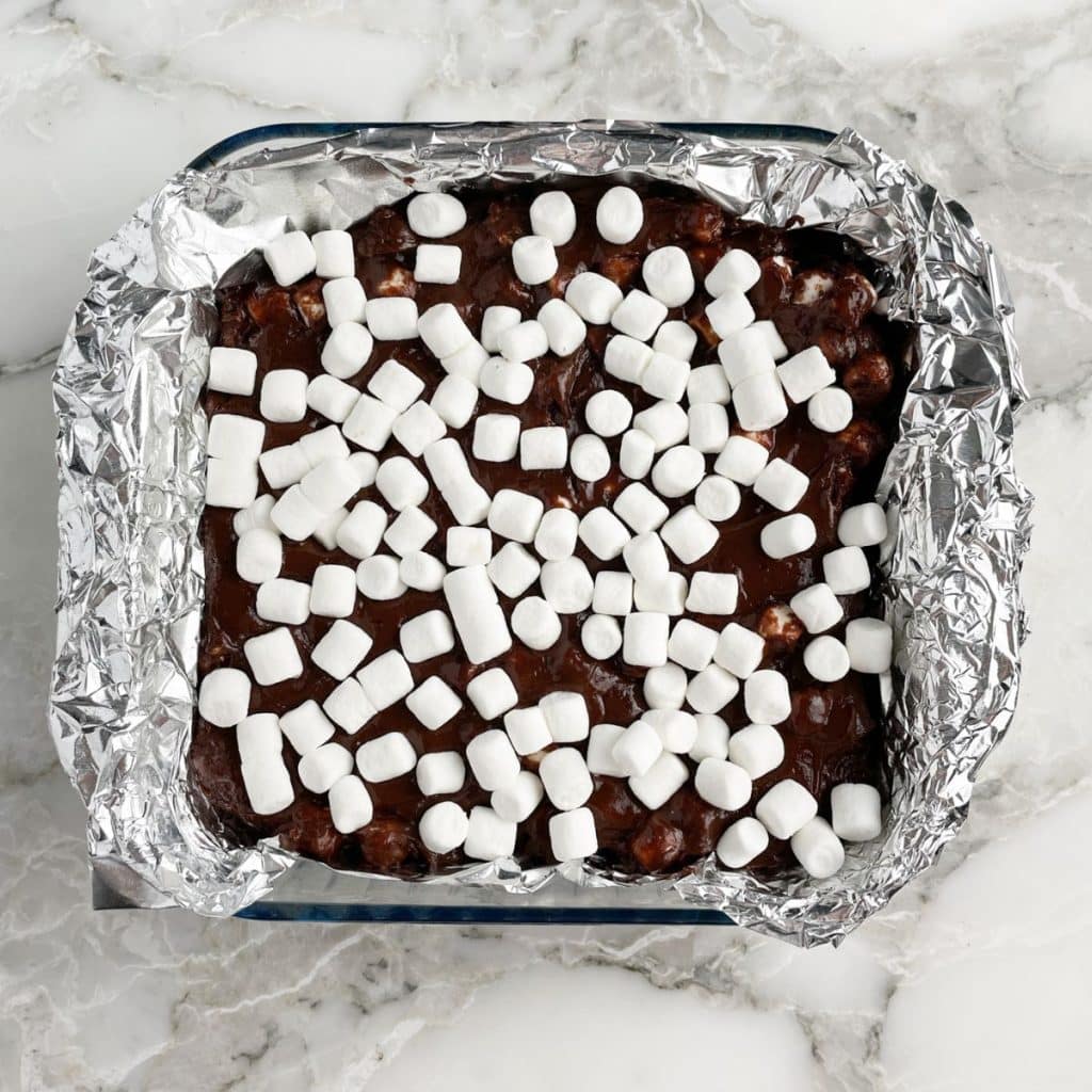 Pan with chocolate fudge and marshmallows.