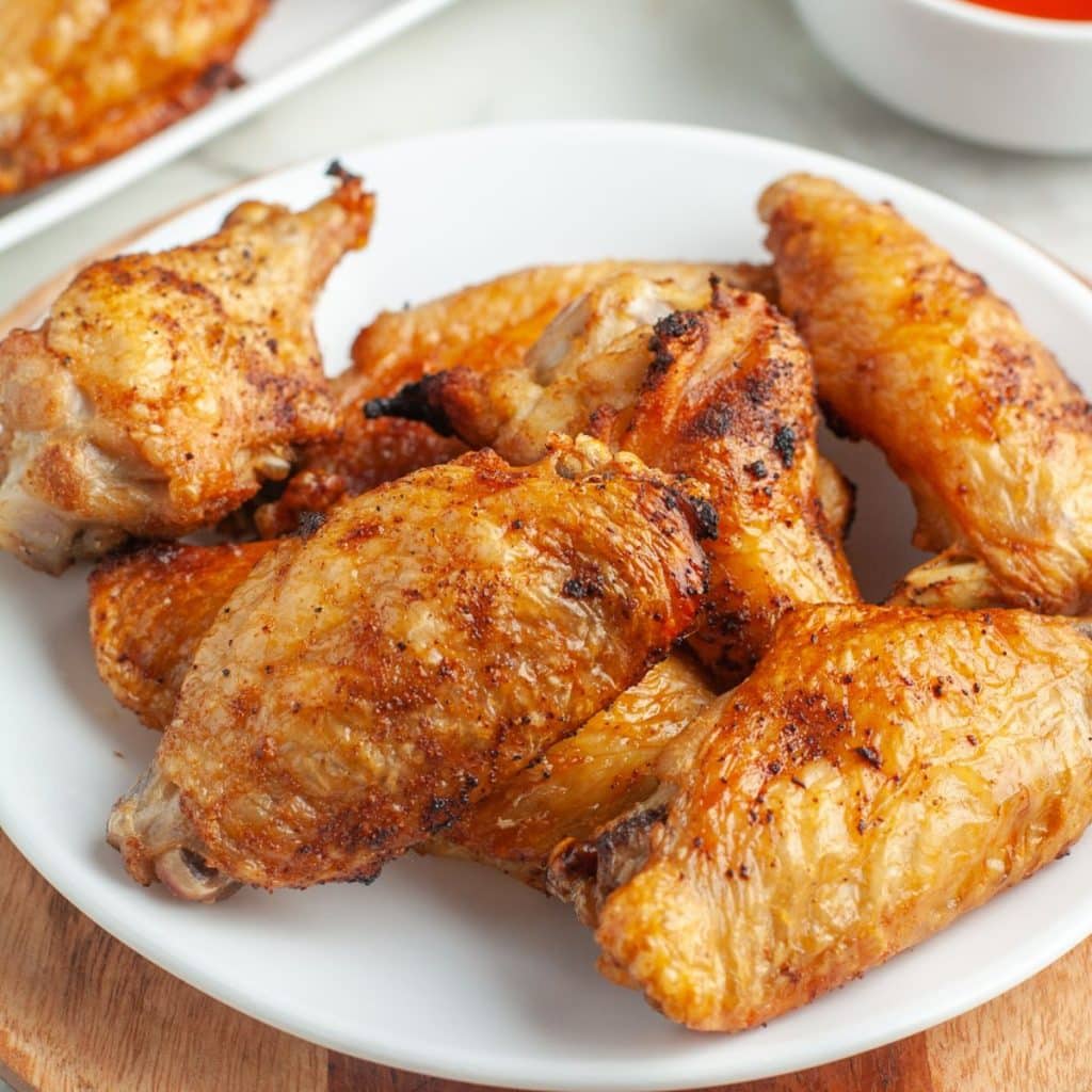 Plate of cooked chicken wings. 