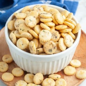 Bowl of seasoned oyster crackers.