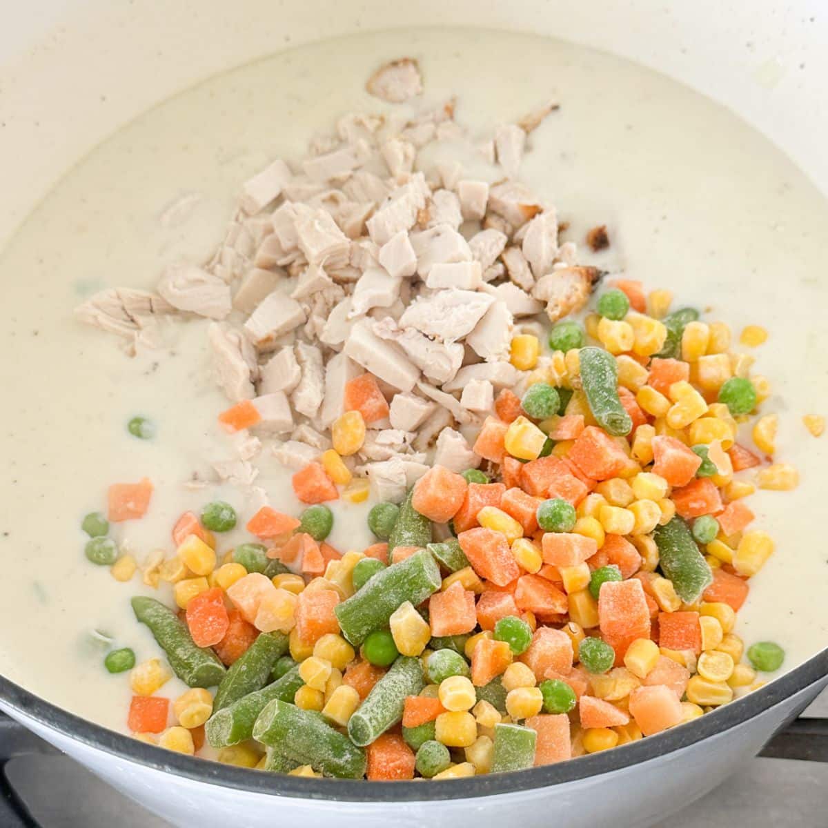Pot with chicken and mixed vegetables.