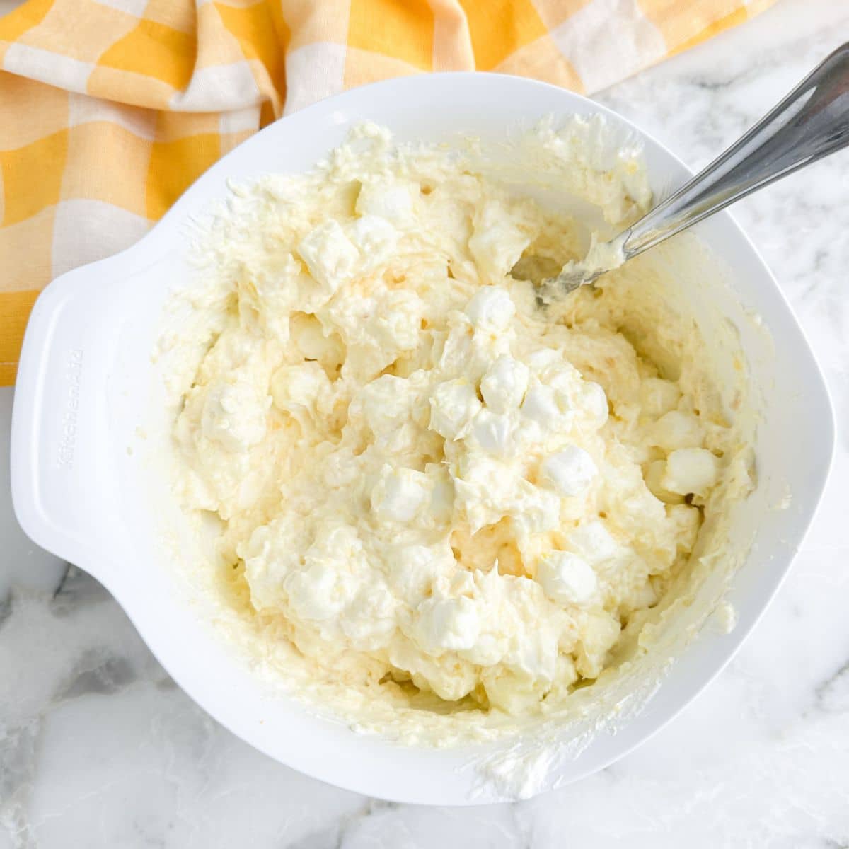 Bowl with marshmallows and lemon pudding. 