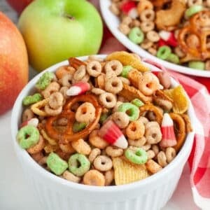 Bowl of apple pie snack mix.