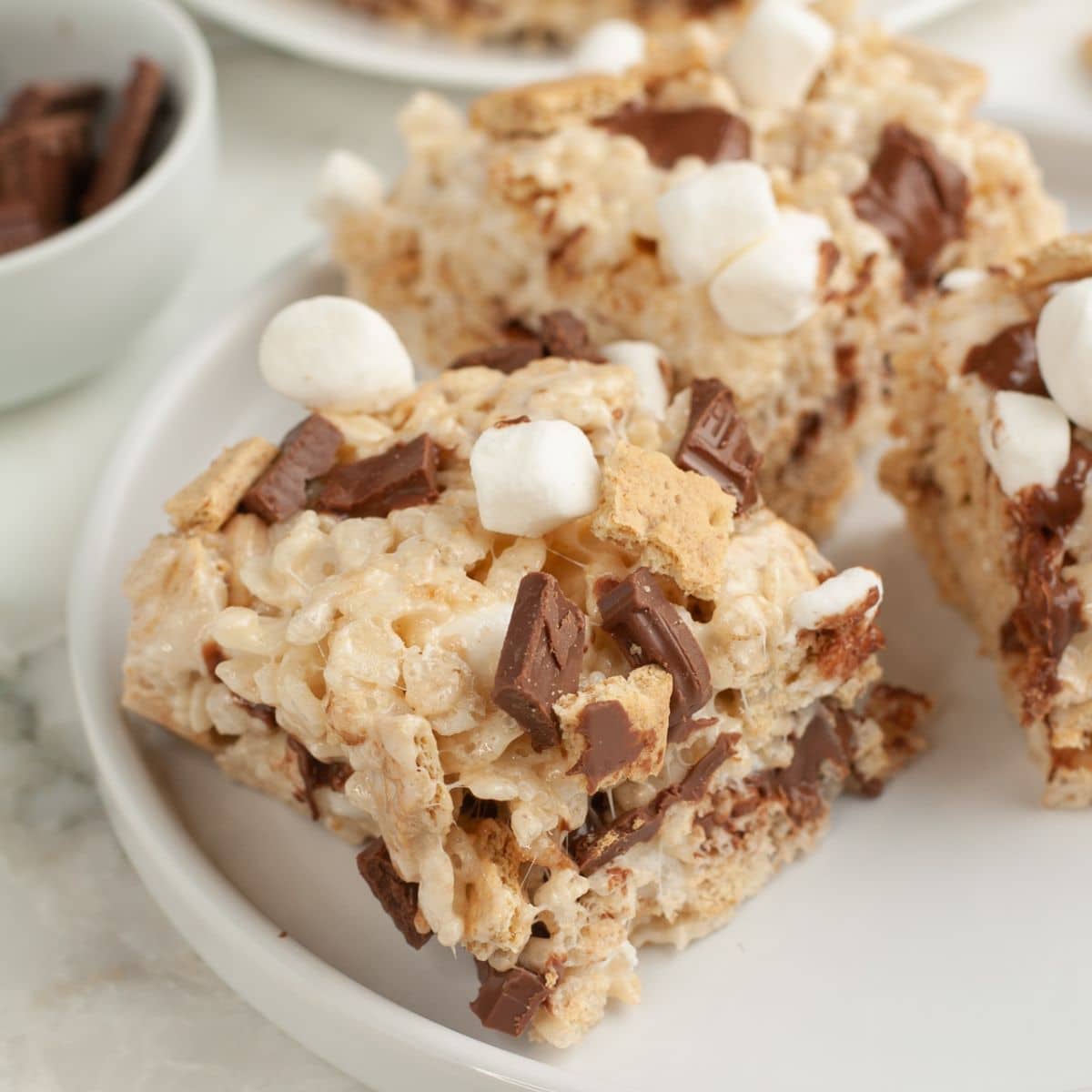 Plate of s'mores rice krispies treats.