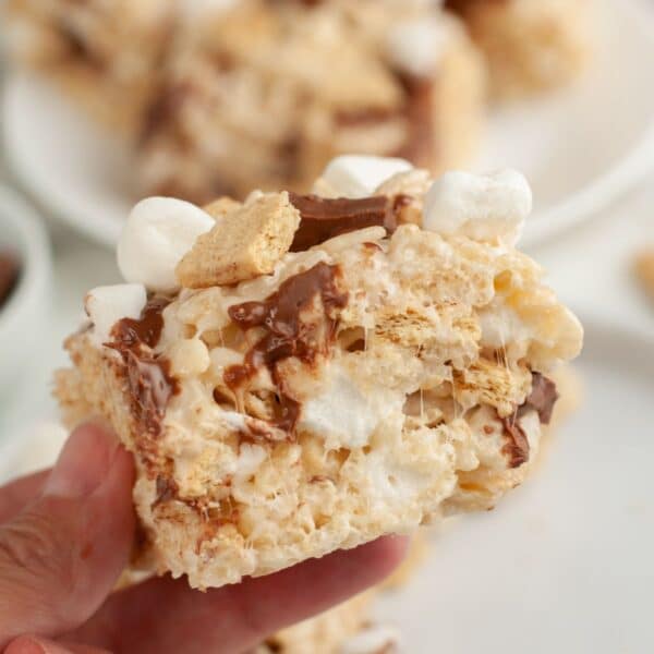 Hand holding a s'mores rice krispies treat.